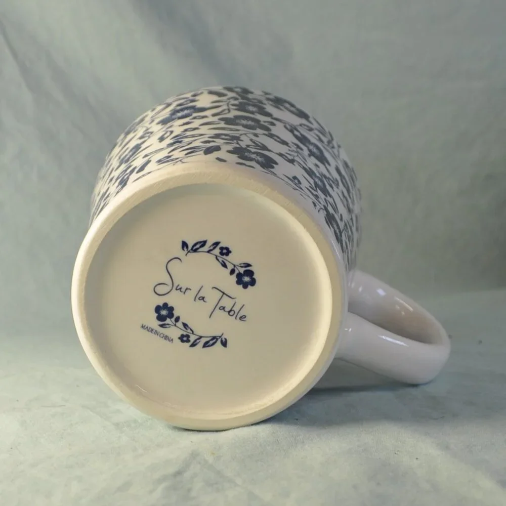 TWO 14 oz mug blue & white floral sur la table (w1261)